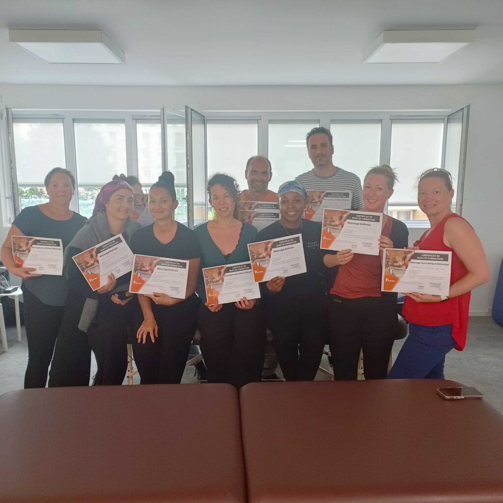 Groupe d’élèves réunis en salle de pratique, leur certificat de suivi de formation à la main