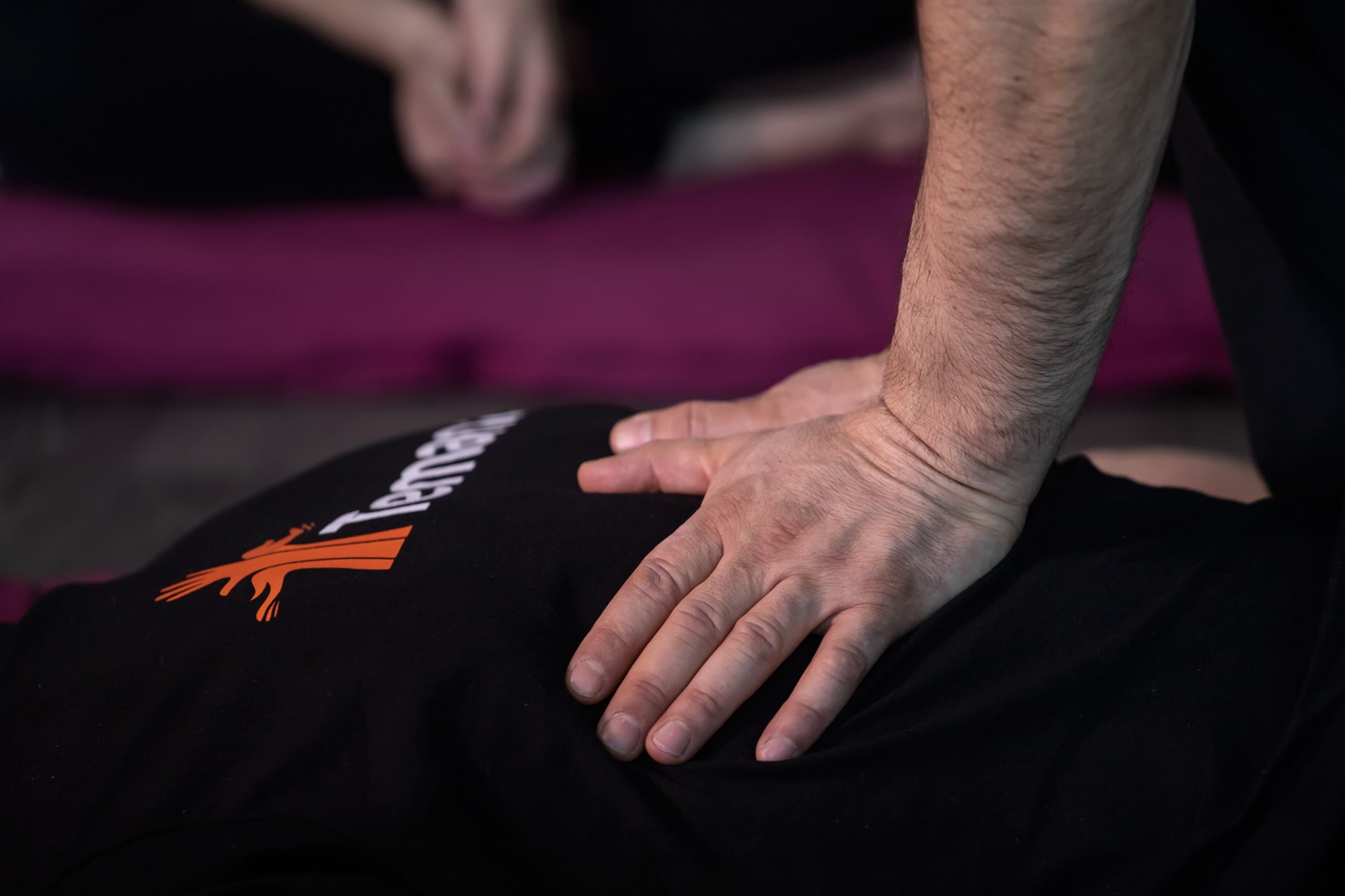Image zoomée sur les mains d'un masseur en pratique