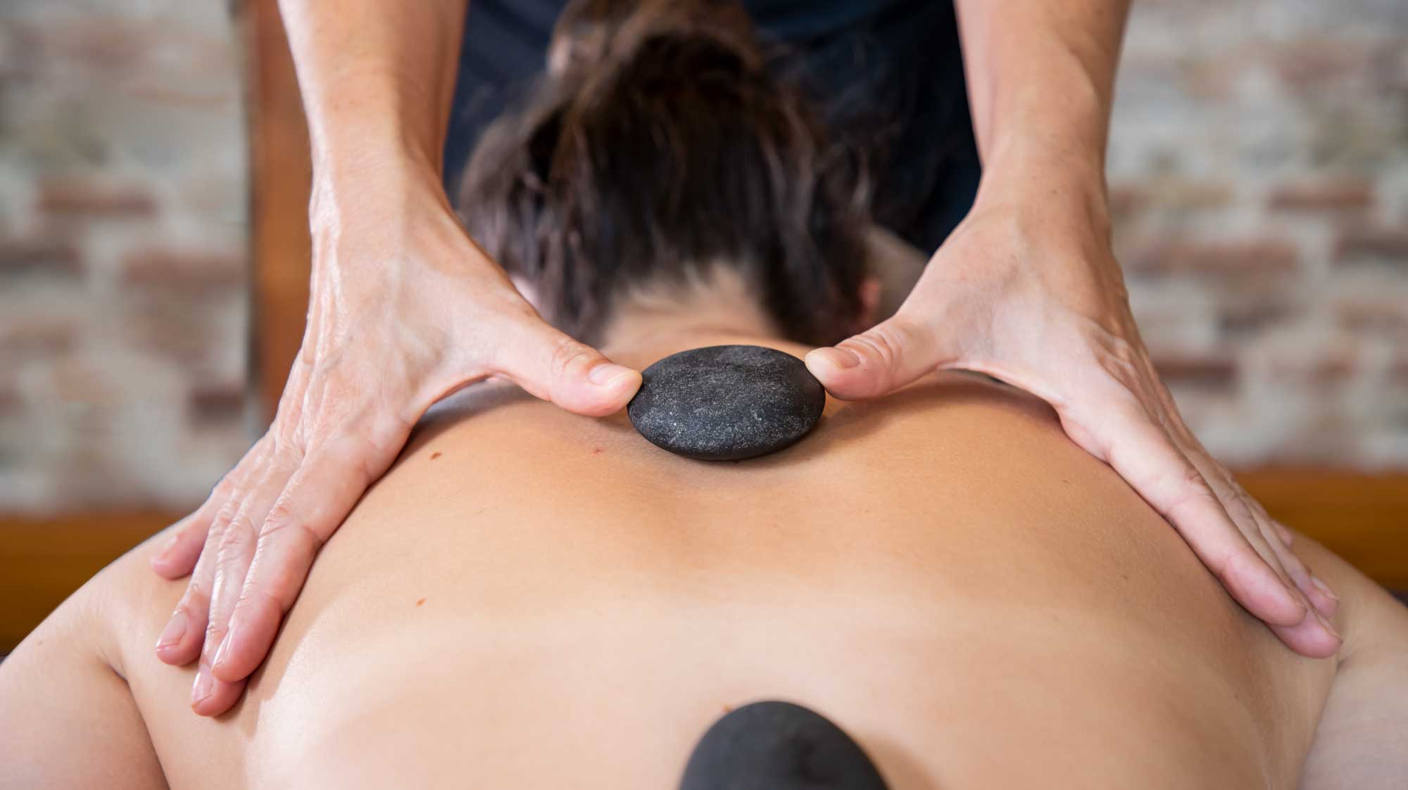 Massage aux pierres chaudes