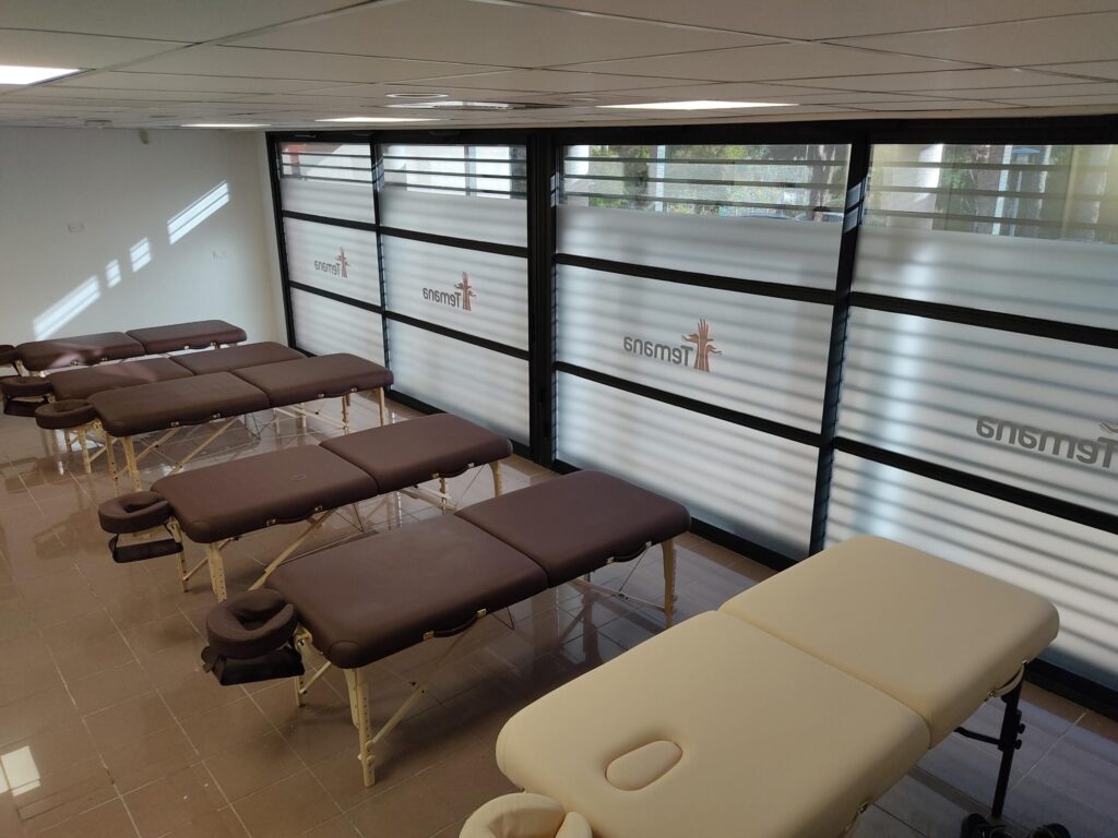 Salle de la formation massage à Montpellier, tables installées avant une session de pratique