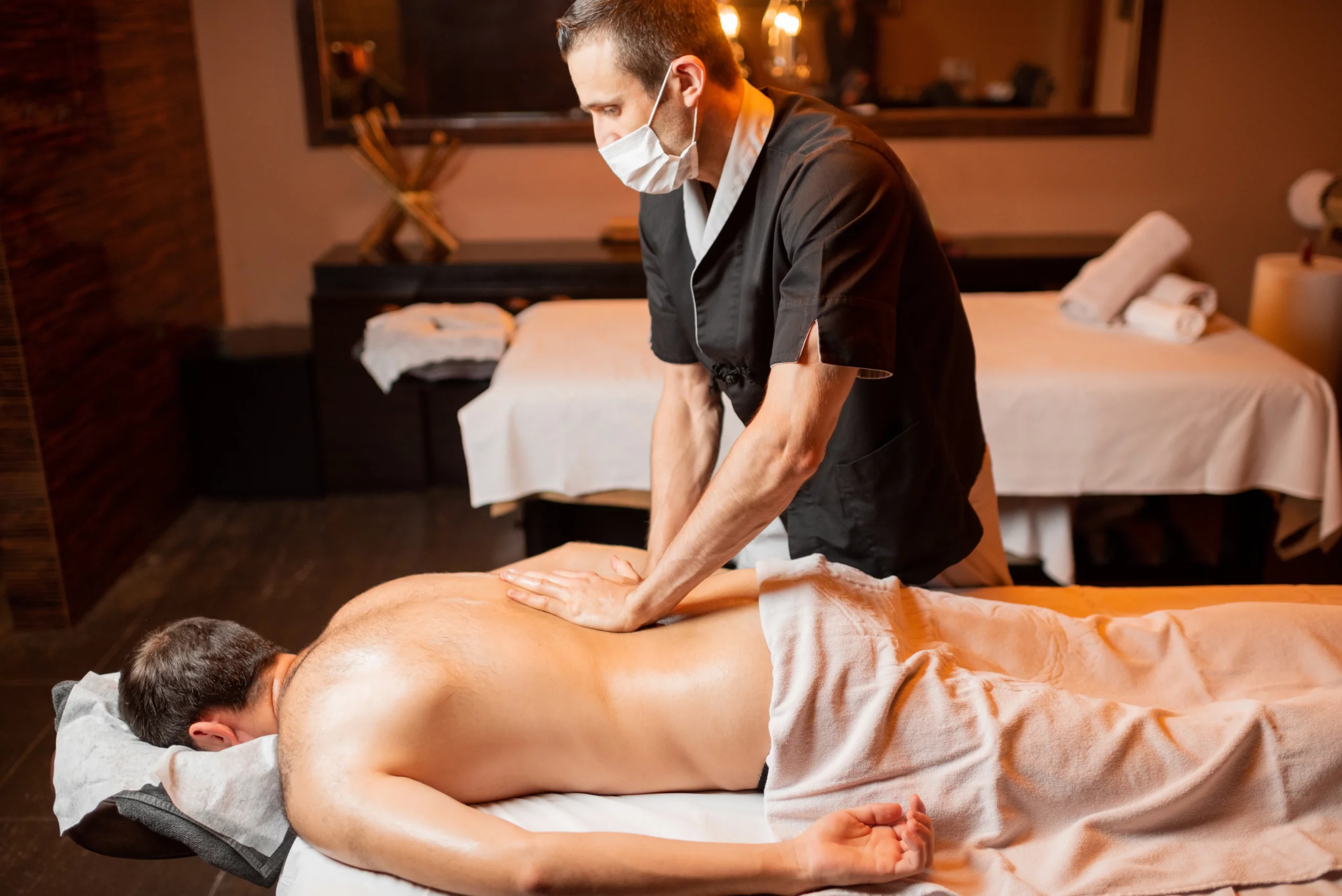 masseur en train de faire un massage full body à son massé