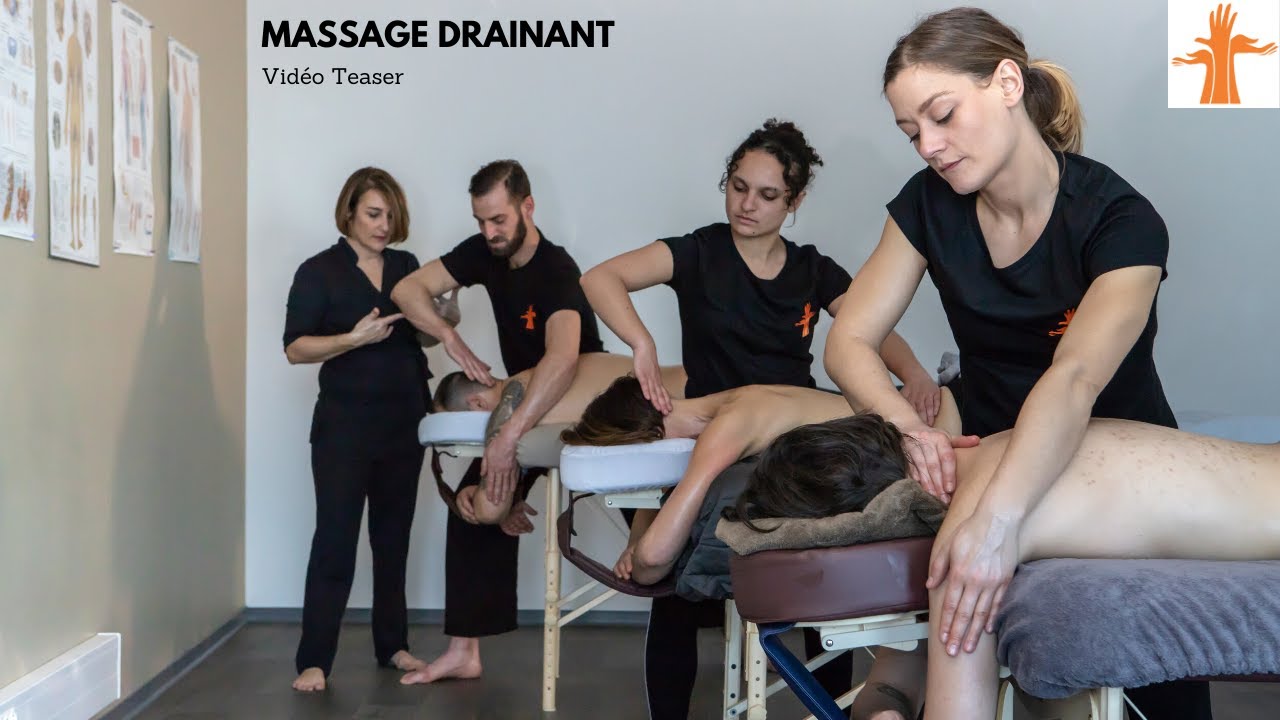 Une formatrice observe trois stagiaires qui pratiquent un massage drainant sur des personnes allongées, dans une salle de formation TEMANA