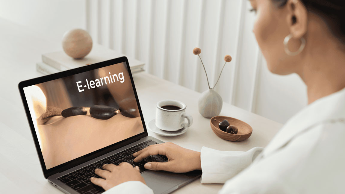 Femme suivant un cours d'e-learning sur ordinateur portable