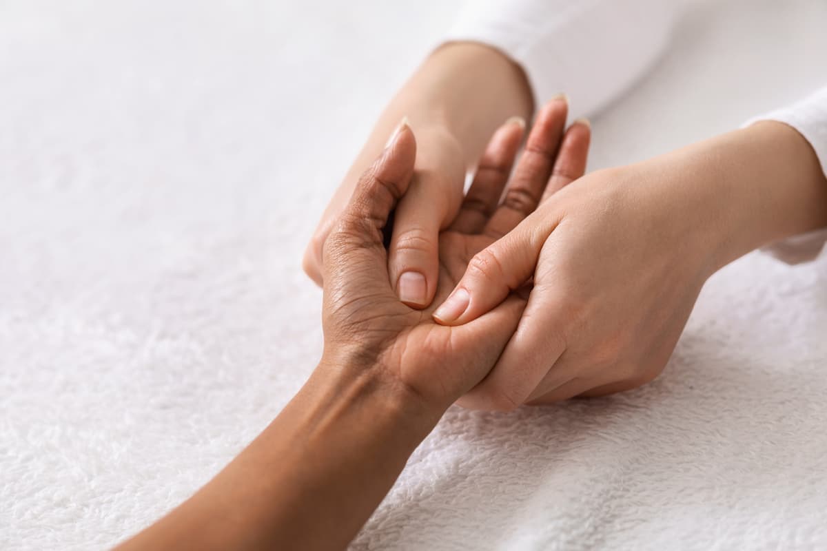 Prendre soin de ses mains quand on masse
