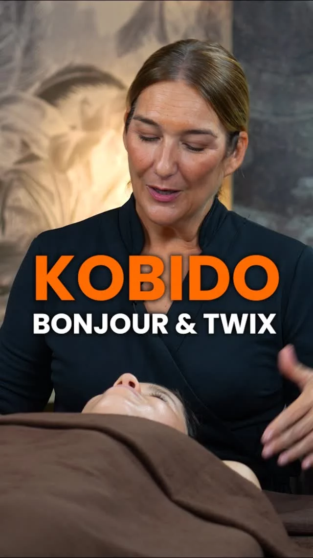 Kobido Sandra nous montre le geste du “Bonjour" et du “Twix” 

#Kobido #MassageVisage #BienÊtre #TechniquesDeMassage #GestesMagiques #Relaxation #SoinsVisage #MassageFacial #AstuceBeauté #MomentDétente #HumourBienÊtre #TwixMoment #BonjourKobido