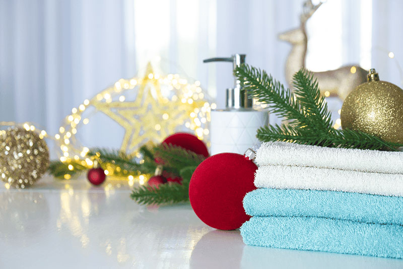 Pile de serviettes bleues et blanches pliées sur une table de massage