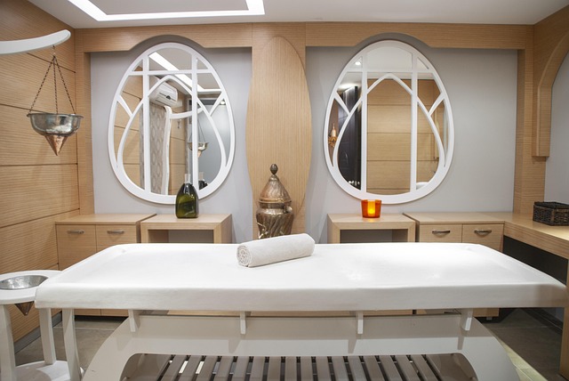 Une table de massage préparée avec des serviettes blanches dans une pièce calme, prête pour une séance