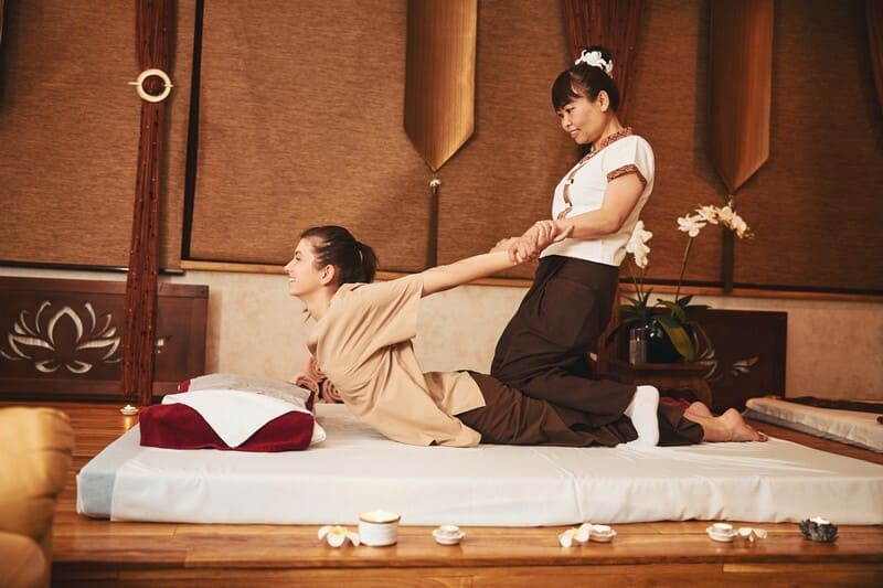 Image d'une femme se faisant masser 